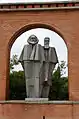 Statue de Karl Marx et de Friedrich Engels installées dans le mur de l'entrée.