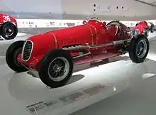 Photo d'une monoplace rouge exposée dans un musée.