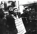 L'ancien combattant Kirill Trus (environ 45 ans, barbu), Mache Brouskina (17 ans), Volodia Chtcherbatsevitch (16 ans, casquette blanche).