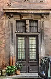 Massas : fenêtre transformée en porte lors du remaniement du XIXe siècle.