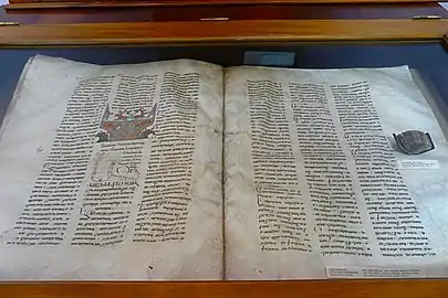 Homéliaire de Mouch, (1200-1202), et calendrier liturgique, XVe&nbsp;siècle respectivement le plus grand et le plus petit des manuscrits arméniens.