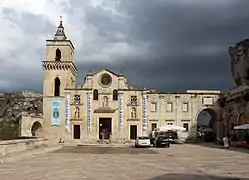 Façade et clocher.