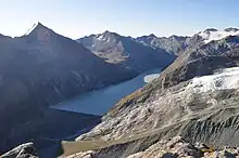 Vue sur le barrage de Mattmark et sa retenue d'eau (orientation sud).