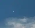 La comète McNaught en plein jour, lorsqu'elle était visible à l'œil nu. Prise le 13 janvier à 14&nbsp;h&nbsp;0&nbsp;UTC à Gais, en Suisse.