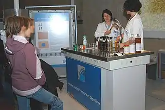 Médiateurs (au XXe&nbsp;siècle on les appelait « démonstrateurs ») expliquant une expérience à des étudiants.