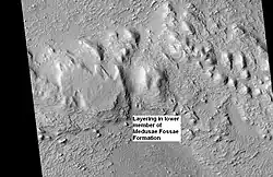 Strates de la formation de Medusae Fossae vues le 9 janvier 2008 par l'instrument HiRISE de MRO, dans le quadrangle d'Aeolis par 2,1°&nbsp;S et 148,8°&nbsp;E&nbsp;.