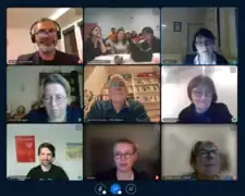 Rencontre en ligne à l'occasion de la publication française du livre, avec les auteurs en bas à gauche, l'éditeur, des élèves traducteurs et leurs enseignantes.
