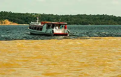 À Manaus (Brésil), après le confluent entre les rios Negro et Solimões, leurs eaux de couleurs très différentes (noire pour le premier, d'où son nom, et jaune pour le second) mettent longtemps à se mélanger (150&nbsp;km !), et c'est une attraction touristique.