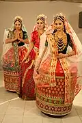 Femmes Meitei en costume traditionnel de mariage.