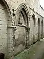 Façade occidentale, partie basse et ancien portail.