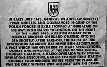 Plaque commémorative dédiée à Sikorski située à l'extrémité des Tunnels du Grand Siège&nbsp;(en) à Gibraltar