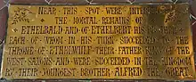 Une plaque dorée portant une inscription en lettres capitales signalant que les dépouilles des rois « Ethelbald et Ethelbert » ont été enterrées à proximité