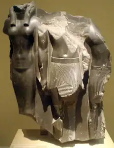 Triade fragmentaire de Mykérinos accompagné d'une déesse, probablement Hathor, et d'un nome inconnu