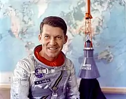 L'astronaute Walter M. Schirra en scaphandre.