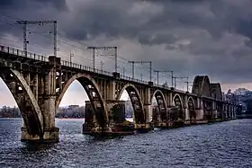 Le viaduc Merefa-Chersonèse franchit ici le Dniepr sur 1&nbsp;250&nbsp;m.
