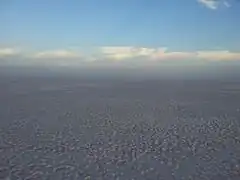 Le désert de sel du Grand Rann de Kutch, au crépuscule.