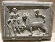 Héraclès et le lion de Némée, contexte gréco-bouddhique du Gandhara. Ier&nbsp;siècle, schiste, 26&nbsp;×&nbsp;35&nbsp;cm. Met