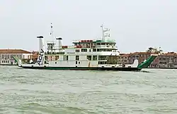 Ferry pour le transport des automobiles et des camions de Tronchetto au Lido.