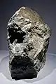 Fragment de 8,3&nbsp;kg à la Galerie de Minéralogie et de Géologie du Muséum national d'histoire naturelle à Paris.