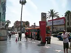 Hollywood/Highland dessert immédiatement le Walk of Fame.