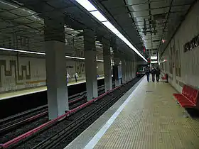 Quais et voies de la station.