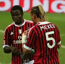 Taiwo et son coéquipier Philippe Mexès au Milan AC en 2011