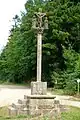 Le calvaire de Mézedern, face à l'entrée du chemin du manoir.
