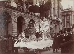 Mi-Carême à Paris 1903 : « Le Triomphe », char automobile électrique de Marie Missiaux, « Reine des Reines » de Paris pour la rive droite