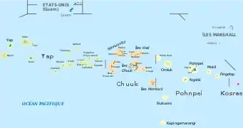 Carte en couleur. Les quatre États des États fédérés de Micronésie (Yap, Chuuk, Pohnpei et Kosrae) sont des îles entourées de couleur.