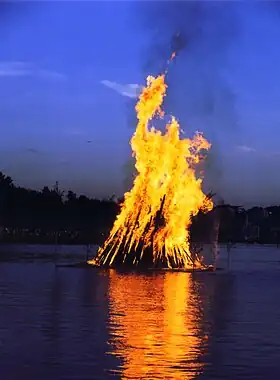 Feu de joie de Midsummer, en Finlande.