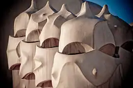 Détails des cheminées, faisant penser aux casques corinthiens des hoplites de l'Antiquité.