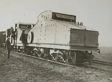 Un locotracteur blindé Crochat à voie de 60&nbsp;cm, durant la Première Guerre mondiale.