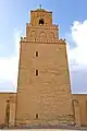 Gros plan sur la face nord du minaret. Le premier niveau est percé de trois minces fentes en forme de meurtrières.