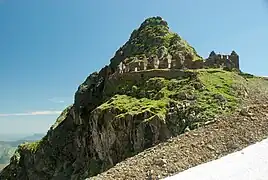 Bâtiments et installations minières vers 2&nbsp;400&nbsp;m, sur une vire de ce piton rocheux. Les bâtiments (cantine, dortoirs, etc.) ont été édifiés sur une vire d'une dizaine de mètres de large, surplombant des précipices.