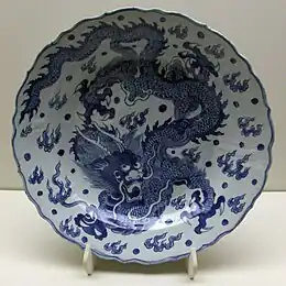 Plat de porcelaine « bleu et blanc » de la dynastie Ming, représentant un dragon