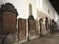 Pierres tombales dans les bas-côtés.