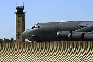 Un B-52 devant la tour de contrôle de Minot AFB.