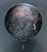 Miroir circulaire en bronze.