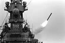 L'USS&nbsp;Missouri tirant un BGM-109 Tomahawk vers une cible irakienne, au départ de l'opération Tempête du désert.