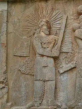 Mithra sur le bas-relief de Taq-e Bostan (Iran), époque sassanide (IVe&nbsp;siècle).