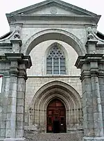 Un portail baroque donne accès à la cathédrale dont la façade date du XVe&nbsp;siècle.