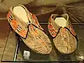 Mocassins brodés d’épines de porc-épic (XVIIIe&nbsp;siècle).