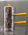 Cafetière chromée 1935-1938 pour Chase Brass & Copper -  Musée des arts appliqués (Cologne).