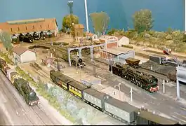 Réseau modèle du Rambolitrain, à l'échelle O (1:43,5), reproduisant un dépôt de locomotives français à l'époque de la vapeur.