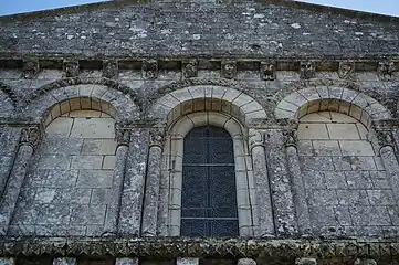 Chapiteaux et modillons sur la façade occidentale.