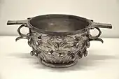 Coupe aux branches d'olivier. Trésor de Boscoreale. Argent, H. 8 cm. Louvre. Fin du Ier siècle AEC.