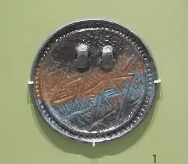 Miroir en bronze moulé de style steppique à dessin grossier. Période Gojoseon, Ve&nbsp;– IVe&nbsp;siècle&nbsp;av. J.-C.. Musée national de Corée