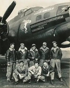 Avions et personnel au sol du B-17 Flying Fortress (oct. 1943) du 358th Bombardment Squadron&nbsp;(en) et du 303rd Air Expeditionary Group&nbsp;(en), RAF Molesworth&nbsp;(en).