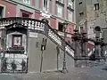 Détail de l'escalier à double rampe avec un petit oratoire marial