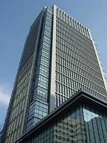 Haut immeuble de bureaux - photo prise du pied de l'immeuble